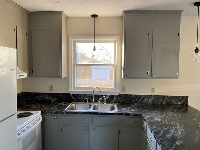 Foto del edificio - Home For Rent in Crouse