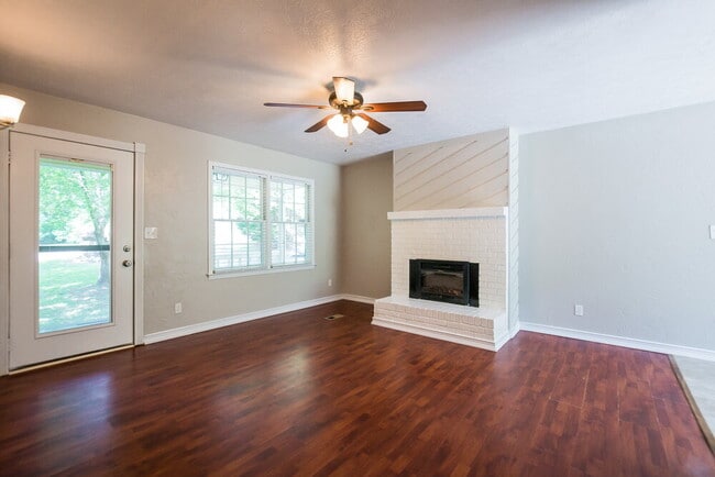 Building Photo - 155 Sunny Ln