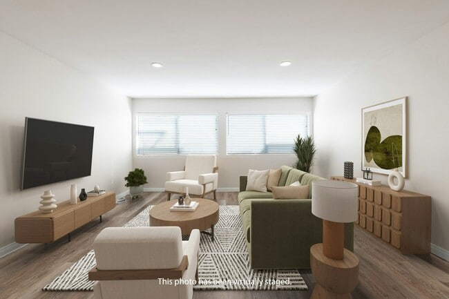 Building Photo - 532 N Rossmore Ave