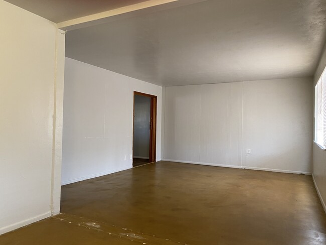 Building Photo - 1014 W 17th Pl