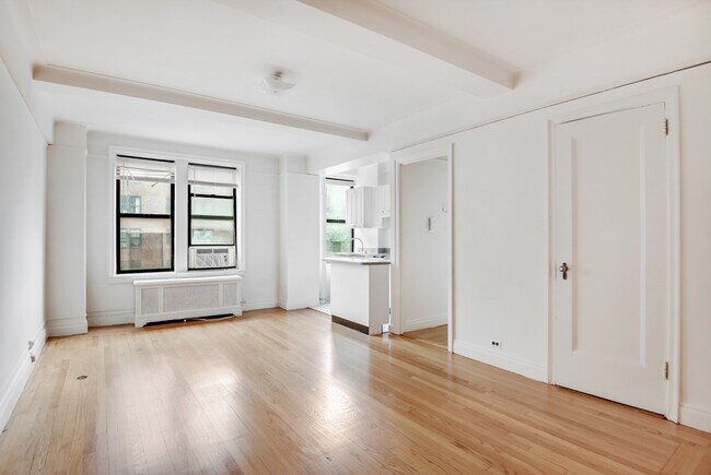 Building Photo - 301 E 21st St