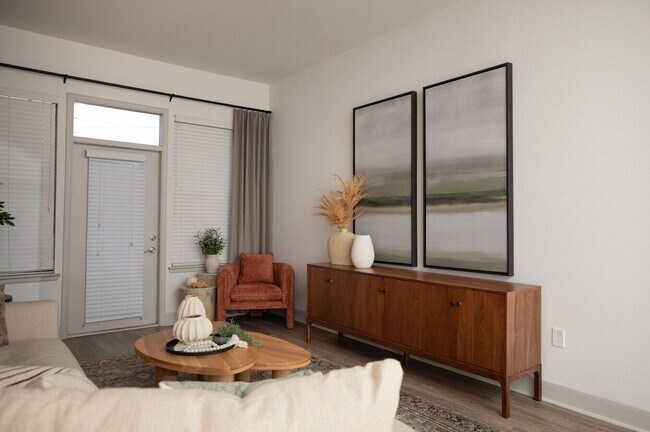 Building Photo - Luxury Living + 4 Weeks Free
