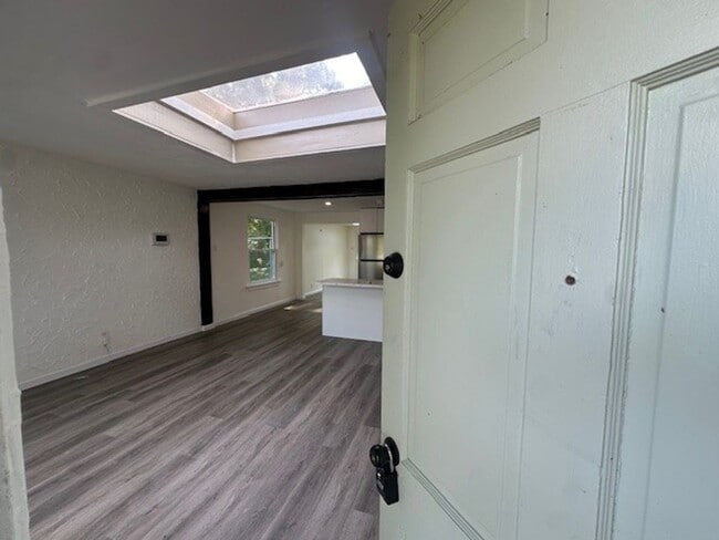 Building Photo - Chic, Sunlit & Move-In Ready – 3-Bedroom G...