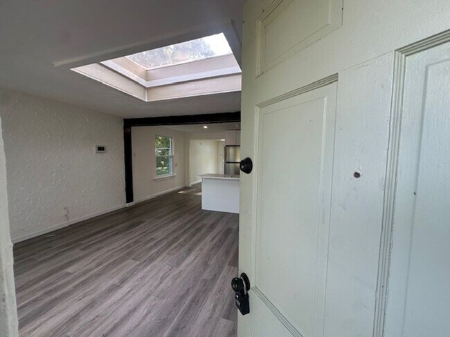 Foto del edificio - Chic, Sunlit & Move-In Ready – 3-Bedroom G...