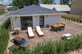 Building Photo - 1014 Main St