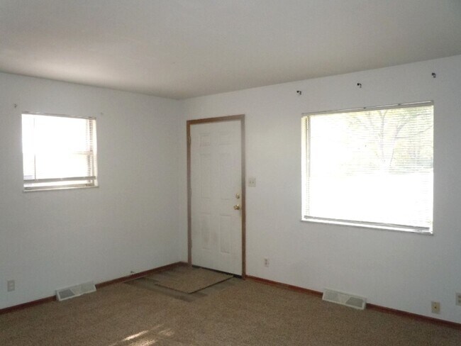 Building Photo - 1100 Arrowhead Dr