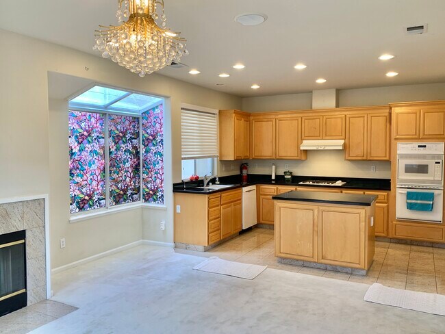 Kitchen - 10840 Vía San Marino