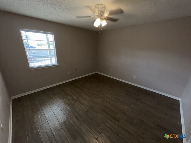 Building Photo - 105 E Reagan Ave