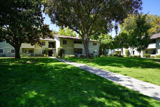 Foto del edificio - 264 N Whisman Rd