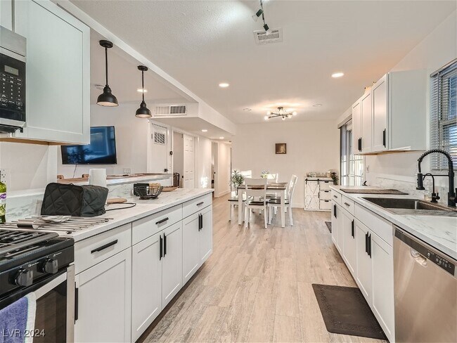 Foto del edificio - 75 Constitution Ave