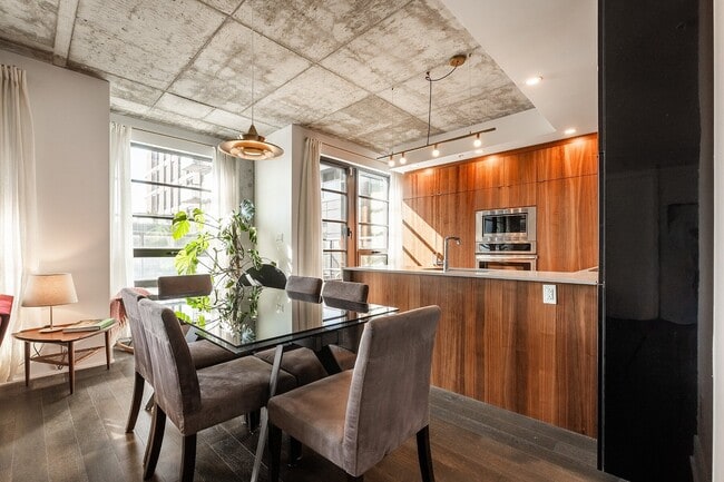 Building Photo - 1330 Rue Olier