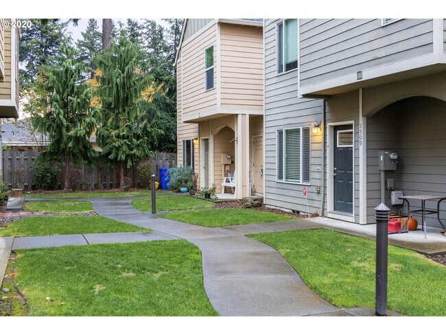 Building Photo - Beautiful 3 Bed, 2.5 Bath Detached Townhom...