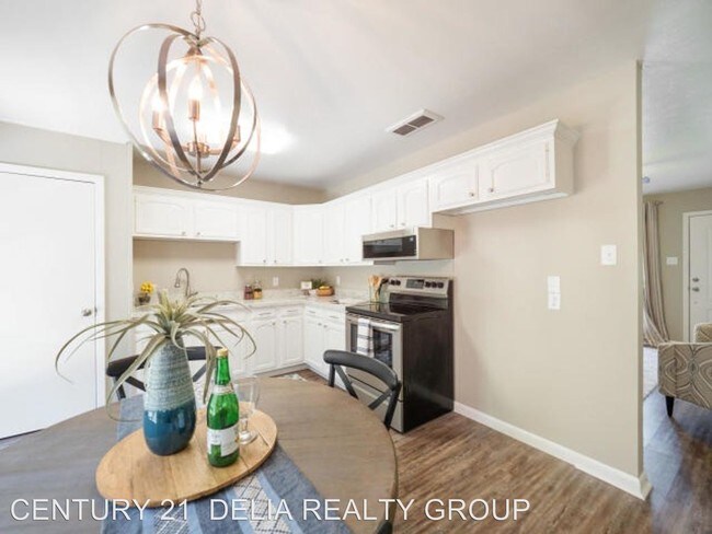 Building Photo - 3 br, 1.5 bath House - 111 Nelda St.