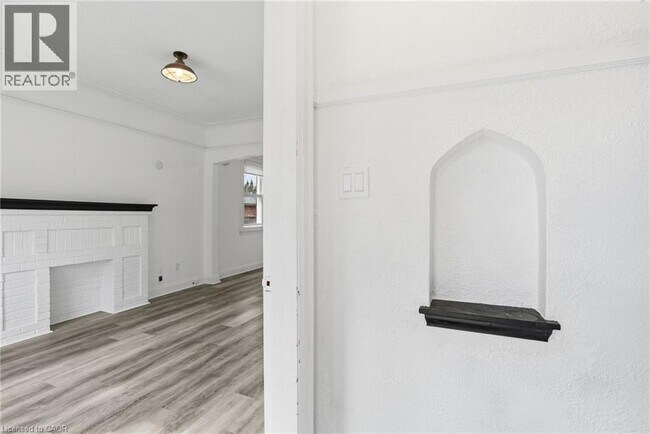 Building Photo - 105 Longwood Rd N