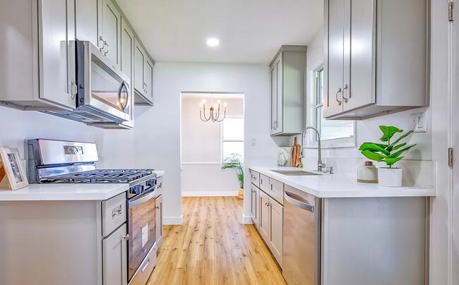 Foto del edificio - 6621 Lindley Ave