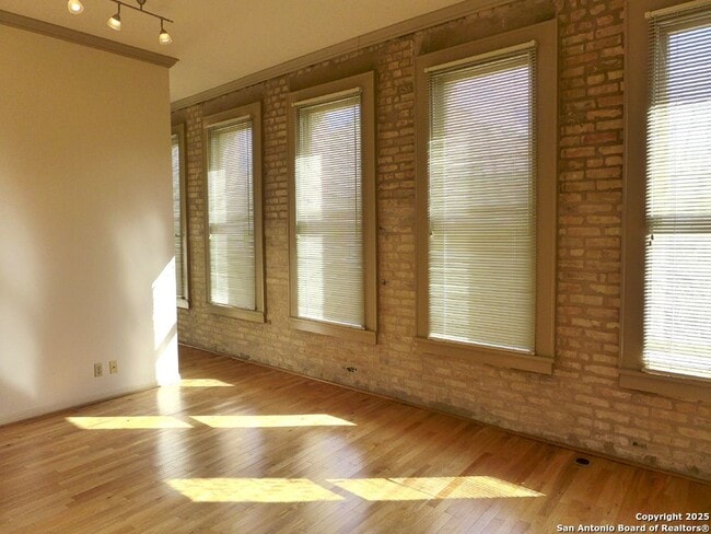 Building Photo - 221 Losoya St