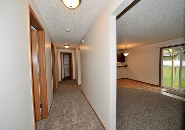 Building Photo - 2 bed 1 bath apartment (4plex building)