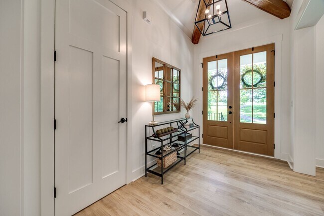 Foto del edificio - Gorgeous 4 bedroom 3.5 bath on 6+ acres in...