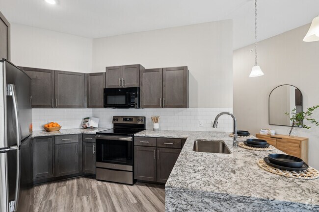 Oakwood - 2 habitaciones, 2 baños - 1110 pies cuadrados - Cocina - Woodstone at Metro North Crossing