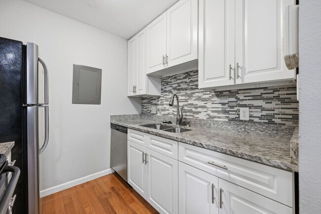 Building Photo - Stylish Two-Level Condo in Gables of Tuckerman Near Pike & Rose!