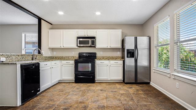 Building Photo - 2225 Maple Dr