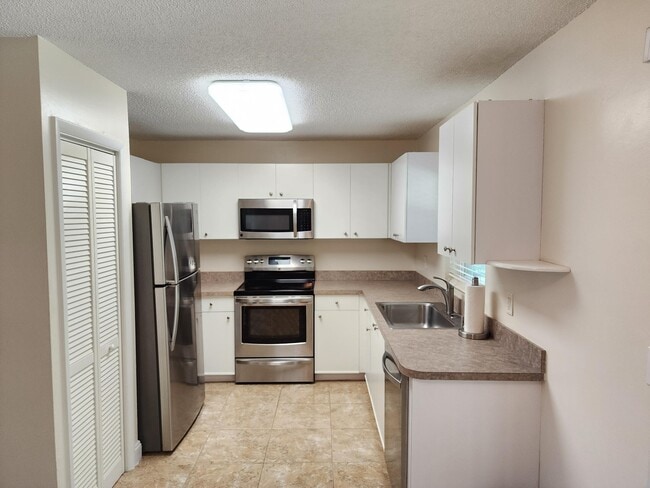 Building Photo - 1680 SE Minorca Ave