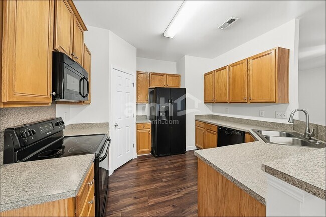Foto del edificio - 241 Brook Glen Dr