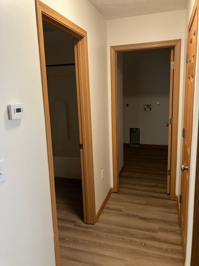 Foto del edificio - One bedroom apartment with attached one-car garage!