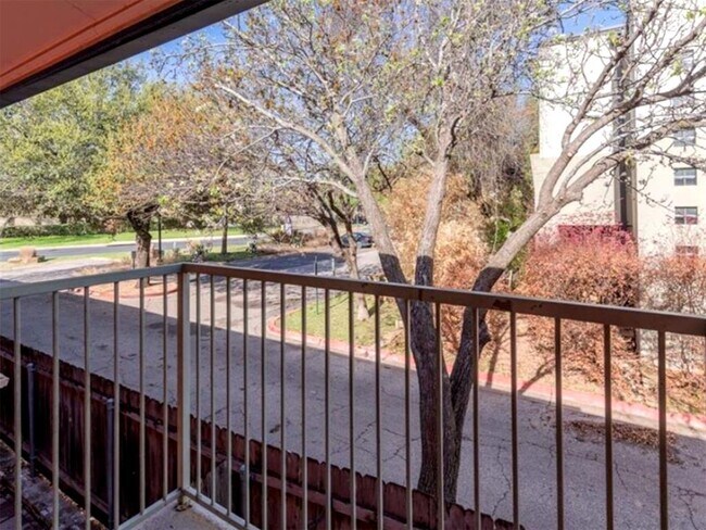 Foto del edificio - 1422 Collier St