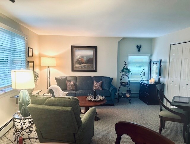 Sala de estar - 24 Hillside Dr