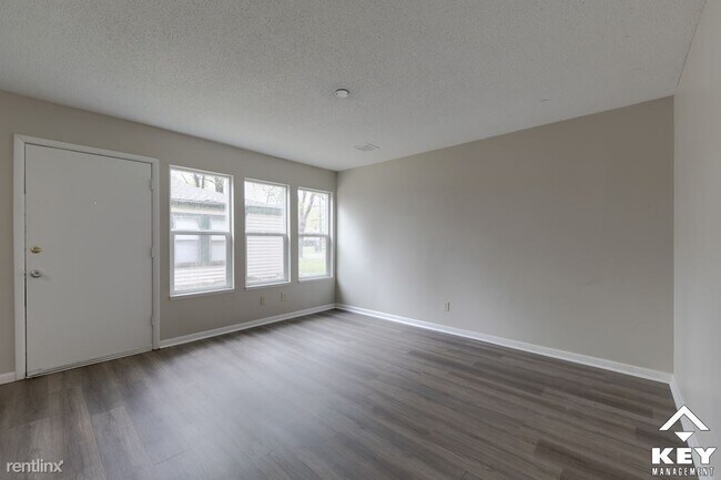 Building Photo - 3 br, 1 bath Townhome - 1732 N Waco Ave