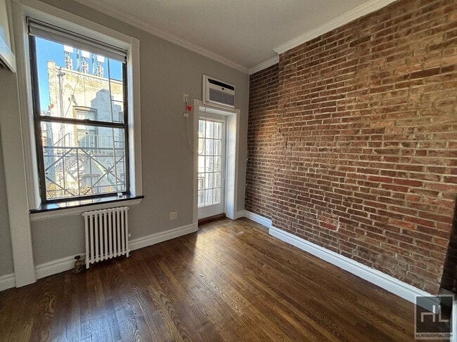 Building Photo - Mott Street