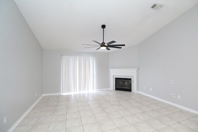 Foto del edificio - West Pensacola Brick Home with Vaulted Ceilings, Split Floor Plan, Open Living Design & Easy Acce...