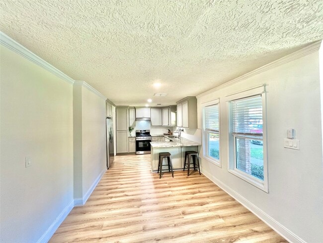 Building Photo - 4913 W 43rd St