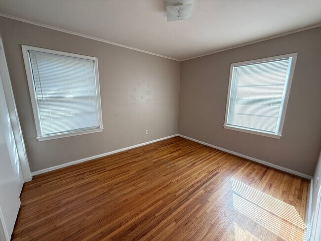 Foto del edificio - Older Home Large Yard 3 bedroom