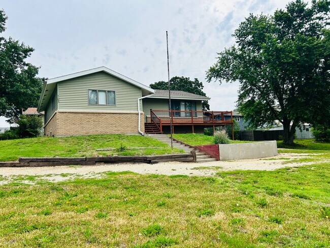 Building Photo - Beautiful Home, Close to Milford Lake