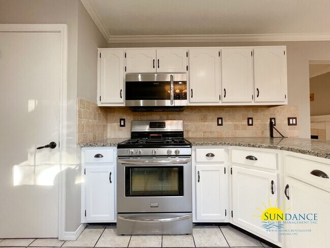 Building Photo - Spacious 4 Bedroom Home!