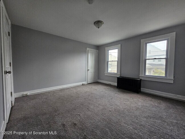 Building Photo - 922 S Webster Ave