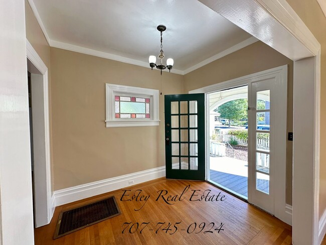 Building Photo - Downtown 2 bedroom Cottage