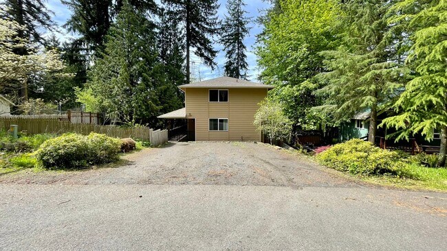 Foto del edificio - Large 2 Bedroom 2.5 Bath Home With Fenced Yard & Wrap Around Deck in Clearwood Community! Lake, T...