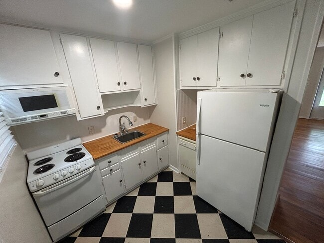 Building Photo - Cozy 2 bedroom/1 bath condo in the heart o...