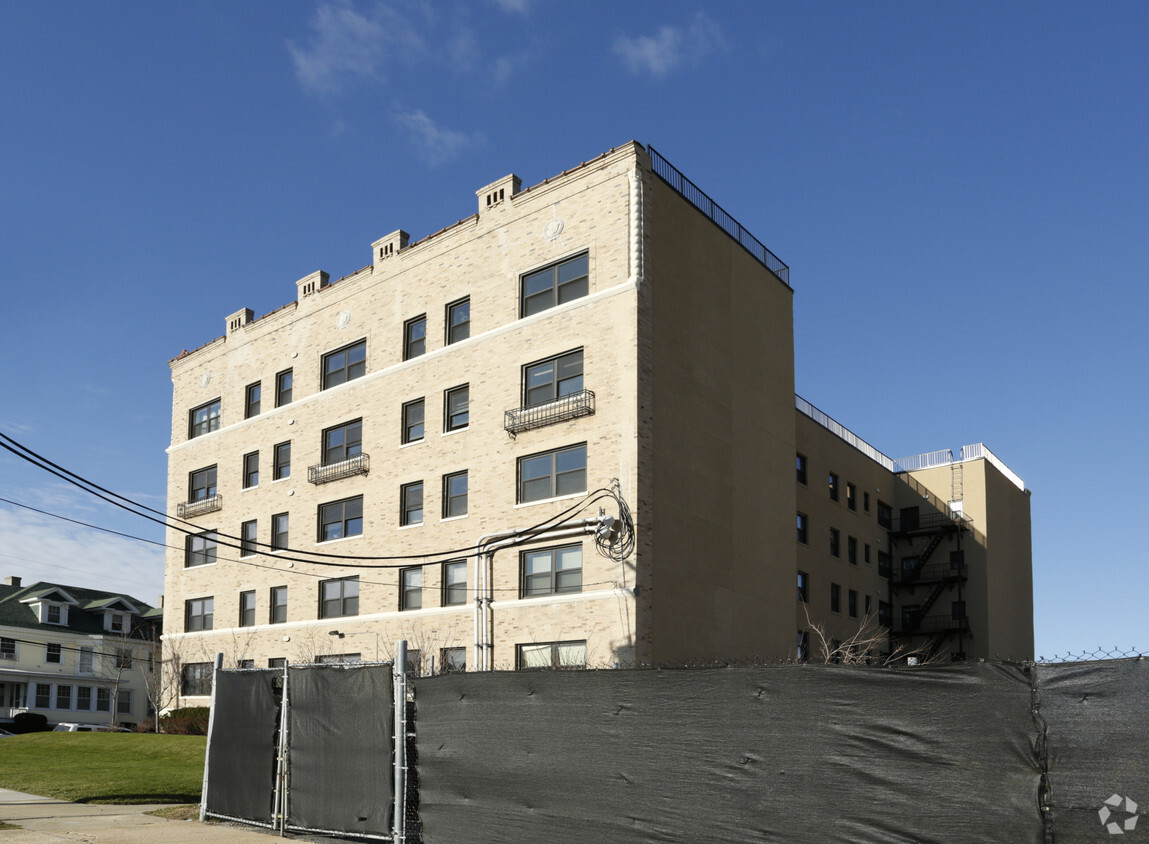Building Photo - The Miramar