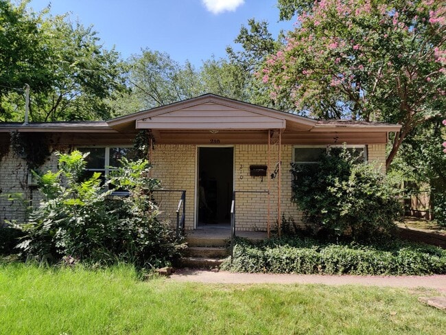 Building Photo - 210 W 14th St