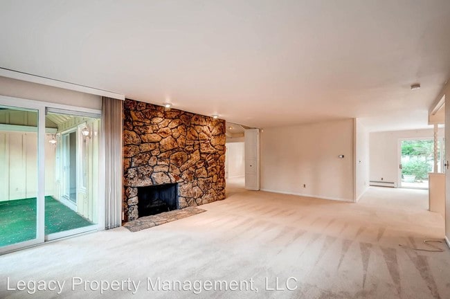 Building Photo - 1525 E Greenwood Ln