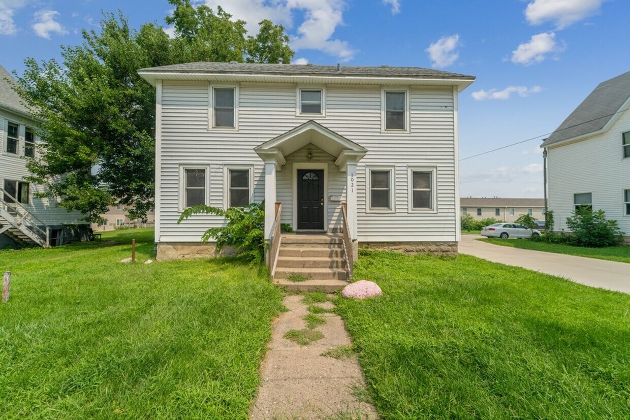 Foto principal - 1021 W 22nd St