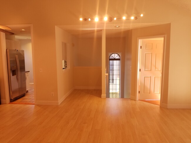 Building Photo - 504 Sunshine Court