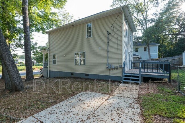 Building Photo - 1331 Memorial Dr SE