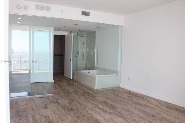 Foto del edificio - 650 NE 32nd St