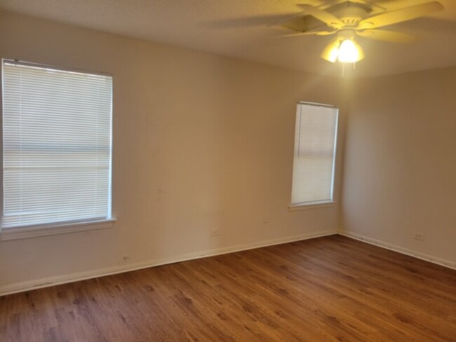 Building Photo - 1 BEDROOM**** 1 BATH**** DUPLEX*****