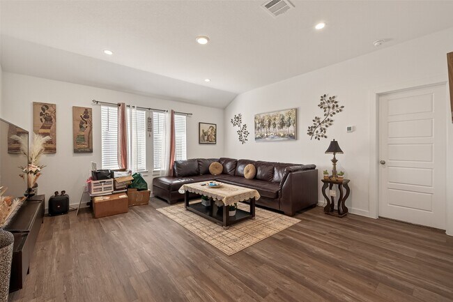 Foto del edificio - 1102 Rayburn Dr